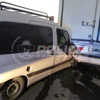 Una camioneta chocó contra un camión que estaba estacionado en la calle Leloir