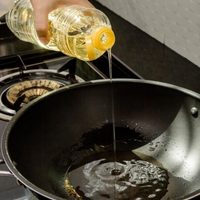 El secreto de la abuela para retirar residuos del aceite de cocina y poder reutilizarlo para freír