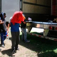 Rescatan a 17 indocumentados abandonados dentro de la caja de un tráiler en Texas
