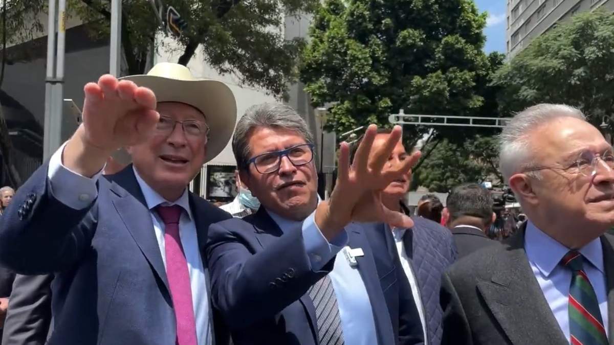 Ken Salazar y Ricardo Monreal durante sismo de 7.7