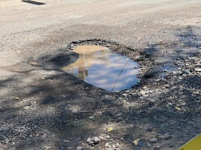 Pozos y pérdidas de agua amenazan a conductores en la calle Vieytes