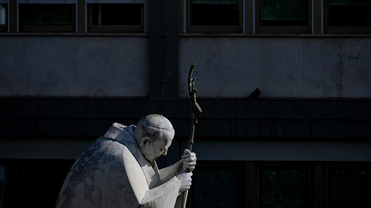 La estatua del papa Juan Pablo II frente al hospital Agostino Gemelli, en Roma, el martes 18 de febrero de 2025, donde el papa Francisco está internado por una infección respiratoria