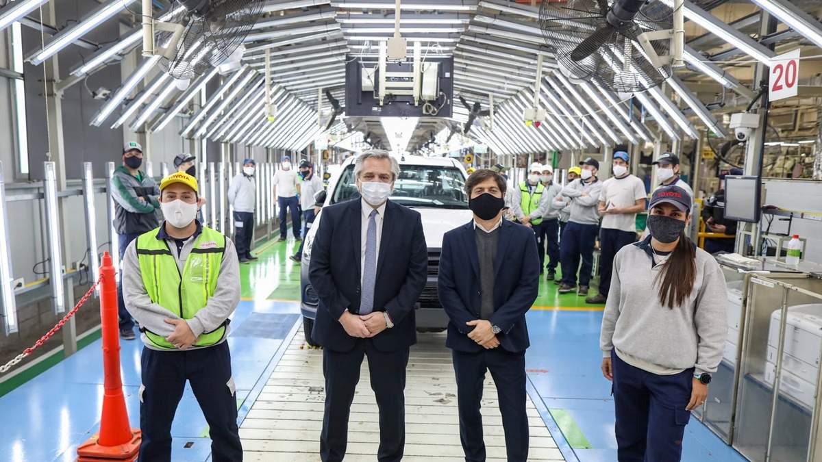 Fernández y Kicillof en Toyota. Fuente: (Twitter)