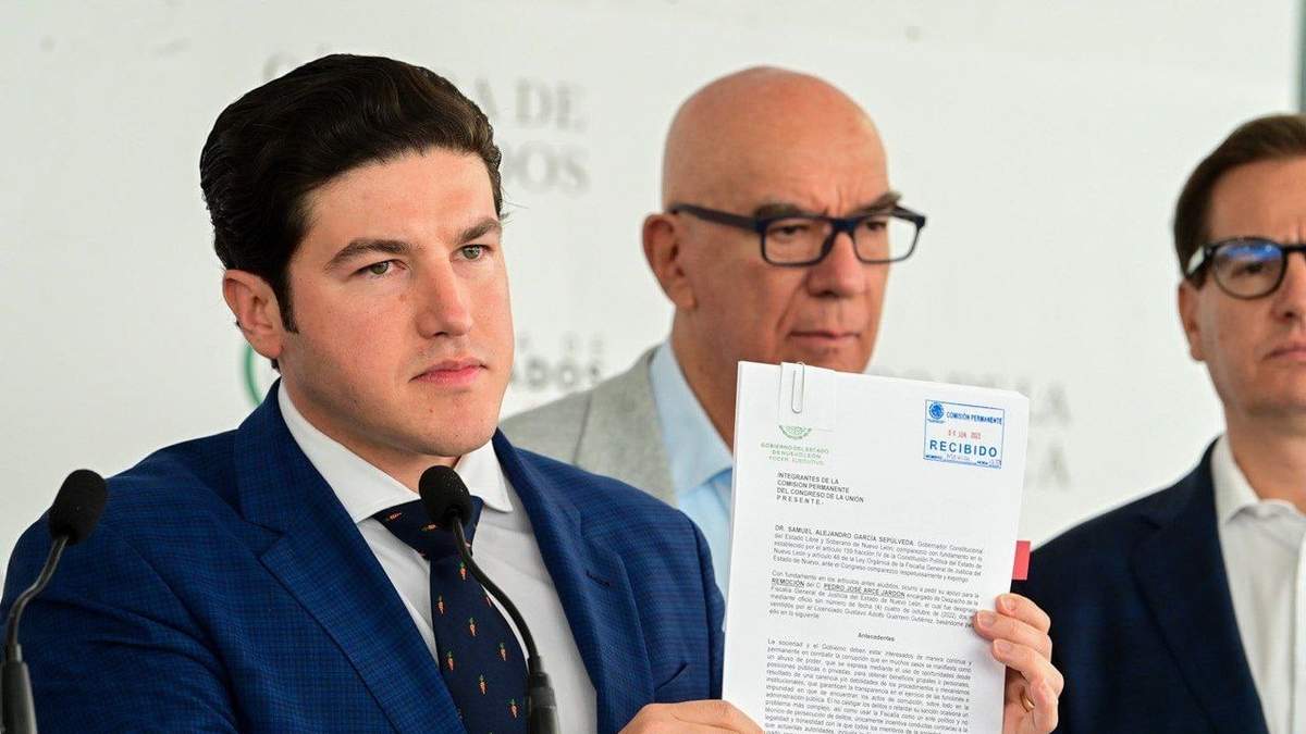 Samuel García, gobernador de NL, muestra la solicitud que hizo al Senado para que se destituya al fiscal Pedro Arce