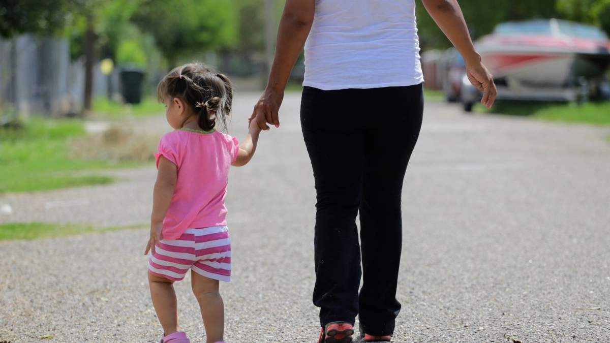 Una mujer en Sullivan City, Texas, que dice haber entrado a EU ilegalmente, con su hija que nació en el país