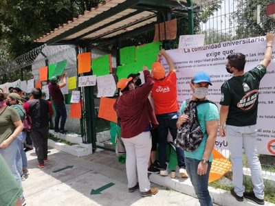En marcha, estudiantes y padres exigen la salida de la policía del campus de la UDLAP