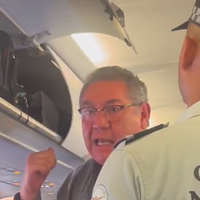 Compra su boleto con Viva Aerobus y cuando le toca volar lo bajan del avión (Video)