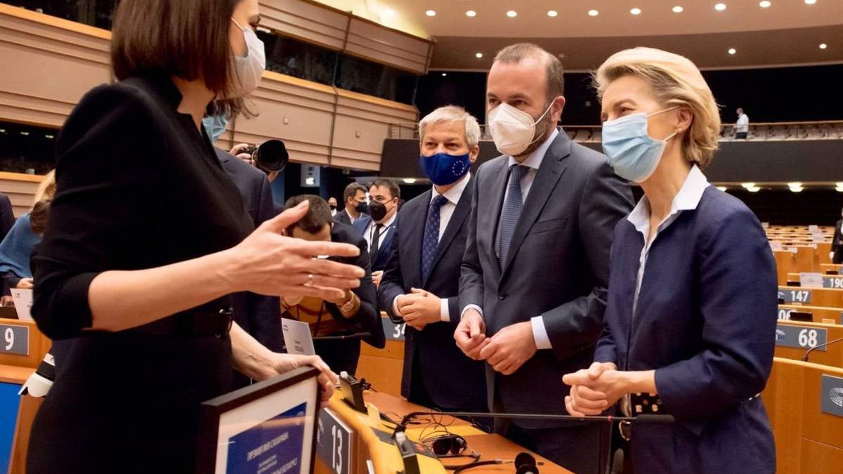Ursula von der Leyen (derecha), presidenta de la Unión Europea