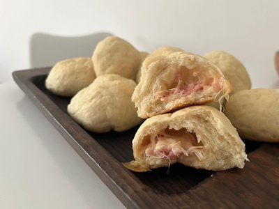 Sin prender el horno y en 10 minutos, hacé estos pancitos rellenos para comer calentitos con unos ricos mates