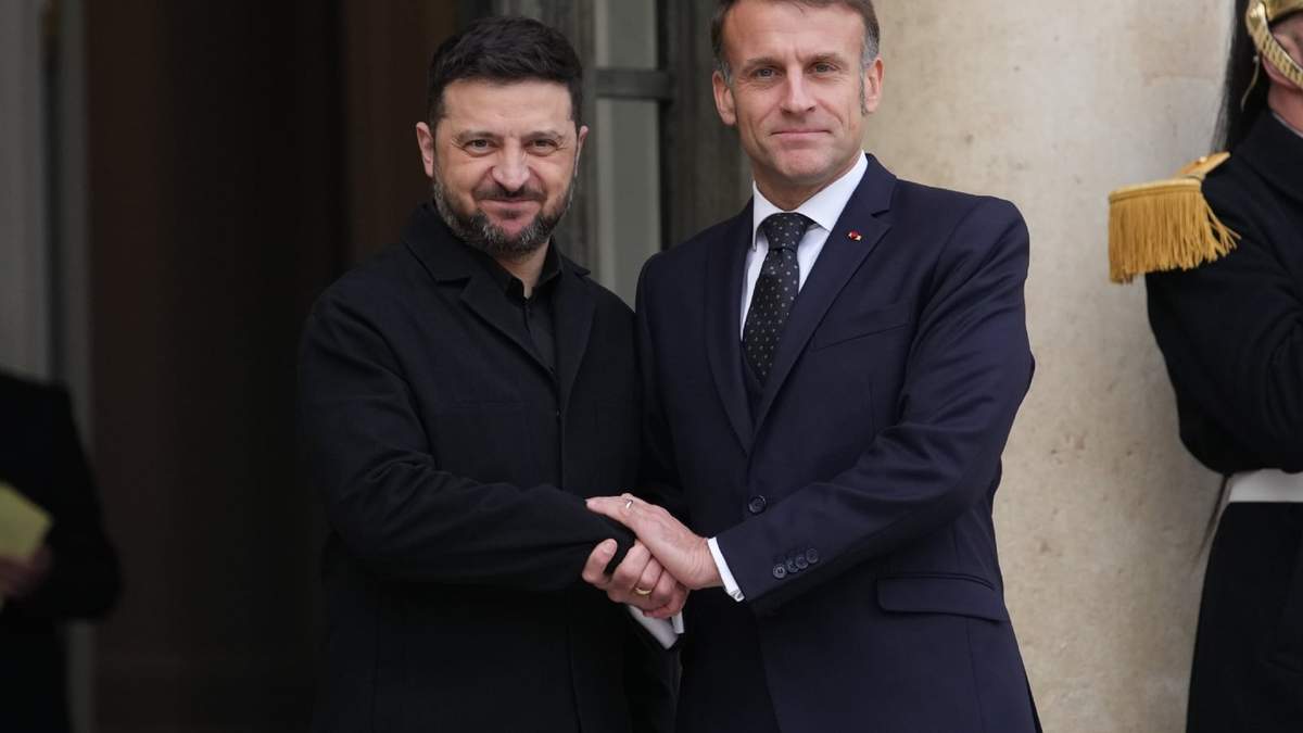 El presidente francés Emmanuel Macron (d) con el presidente ucraniano Volodymyr Zelenskyy en el Palacio de los Elíseos en París el 1 de diciembre delo 2025