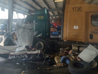 Seis personas mueren tras caída de una avioneta en patio de una empresa en NL