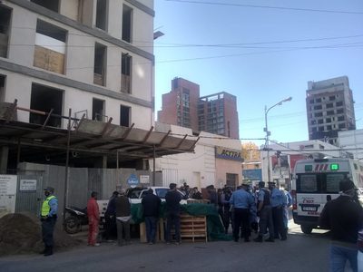 Conmoción en Neuquén Capital: un obrero perdió la vida tras caer al vacío