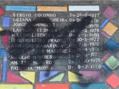Vandalizaron placas de desaparecidos en la dictadura en escuelas de la Ciudad de Buenos Aires