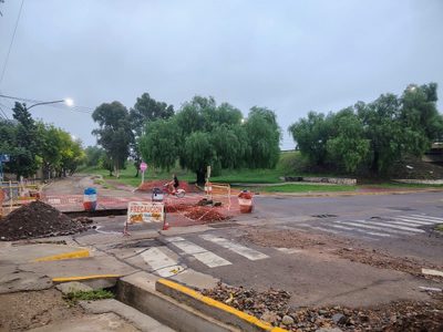 Alerta vial: Importante socavón corta el tránsito en el lateral del Acceso Este