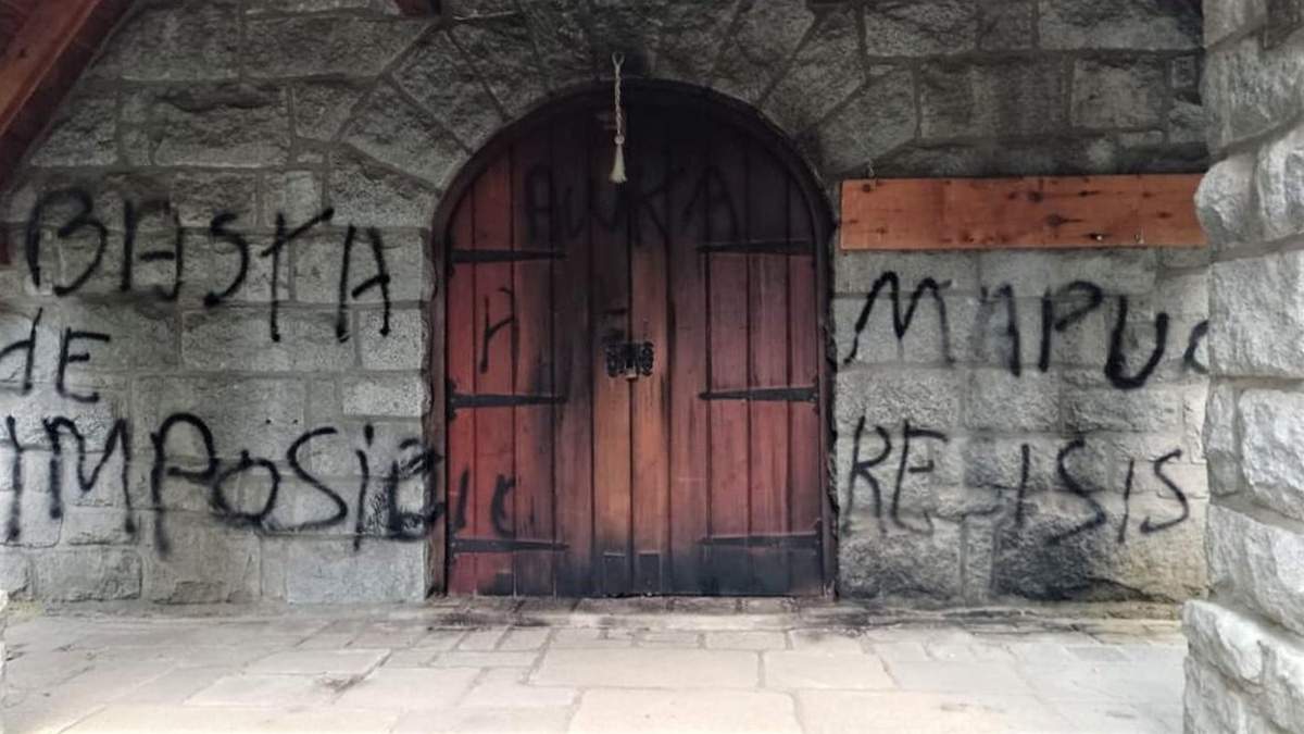 Pintadas en iglesia de Villa La Angostura. Fuente: (Twitter)
