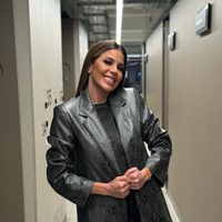 La camisa que necesitás para realzar tu look de invierno: Virginia Gallardo la tiene en el color más buscado