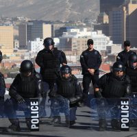Agentes de EU realizan simulacros de cierres en puentes internacionales ante avance de caravana