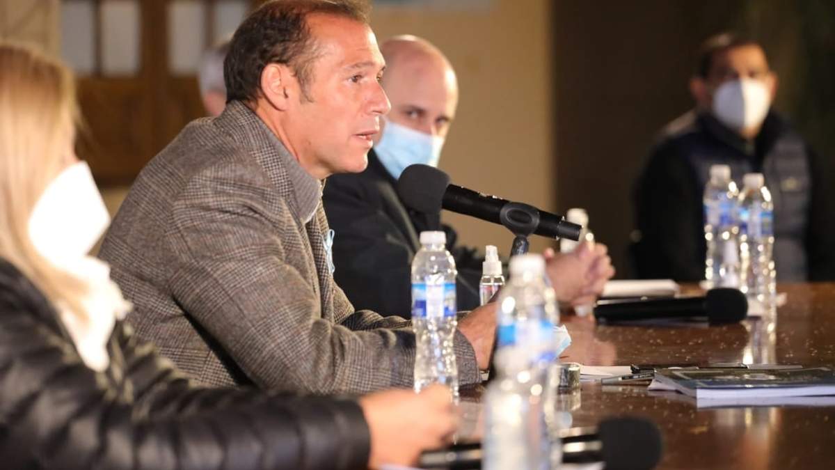 El Gobernador de Neuquén, Omar Gutiérrez, en conferencia de prensa. Fuente: (Twitter)