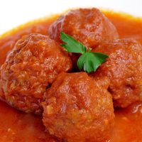 Albóndigas en salsa roja y con full queso: la receta bomba que vas a querer disfrutar bien calentita en casa