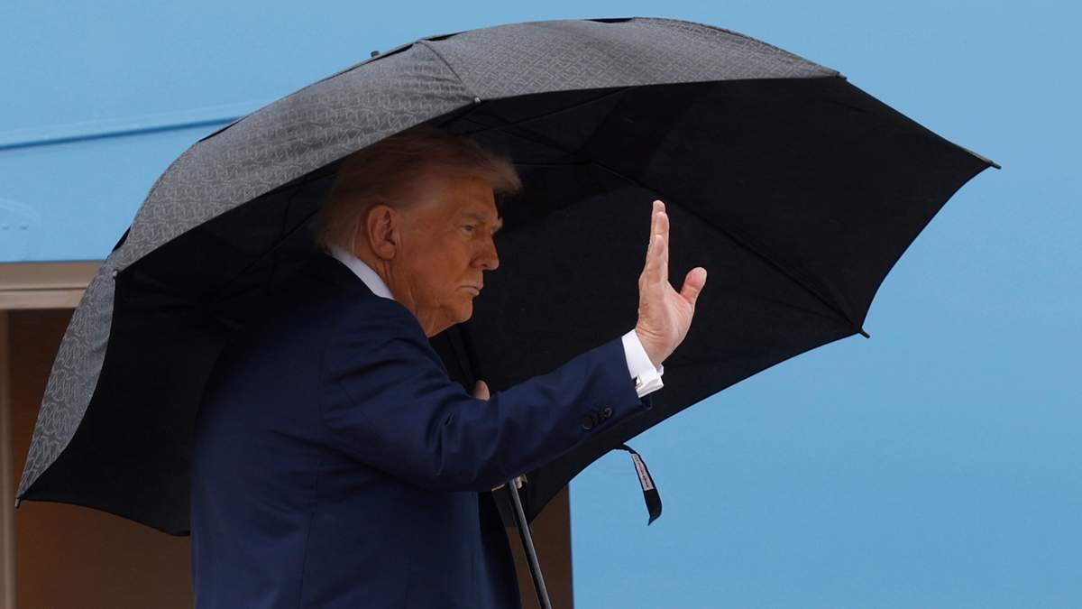 El presidente Donald Trump saluda desde las escaleras del Air Force One