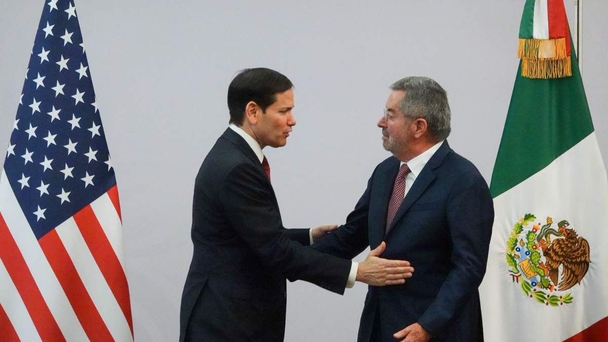 El secretario de Estado de EU, Marco Rubio, con el canciller mexicano, Juan Ramón de la Fuente, en septiembre pasado