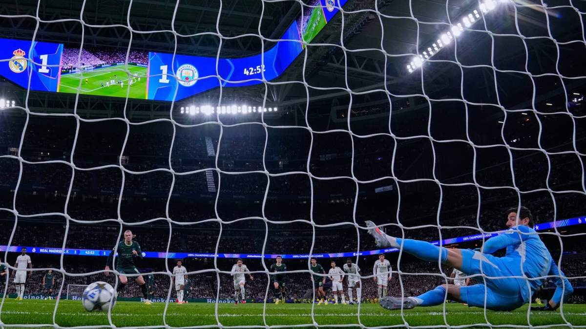 Erling Haaland del Manchester City transforma un penal ante el arquero Thibaut Courtois del Real Madrid