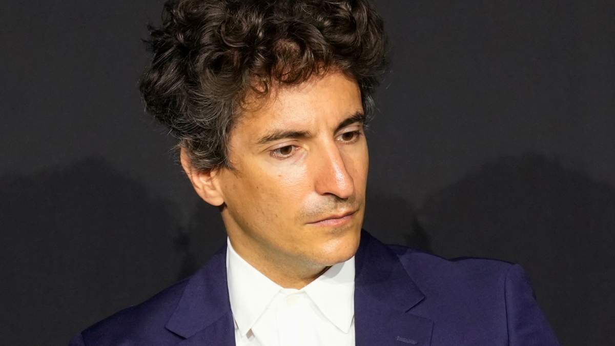 El jefe de marketing Prada Group Lorenzo Bertelli asiste a la presentación de un traje espacial diseñado por Axiom y Prada que utilizará la NASA a partir de 2026, en Milán, Italia
