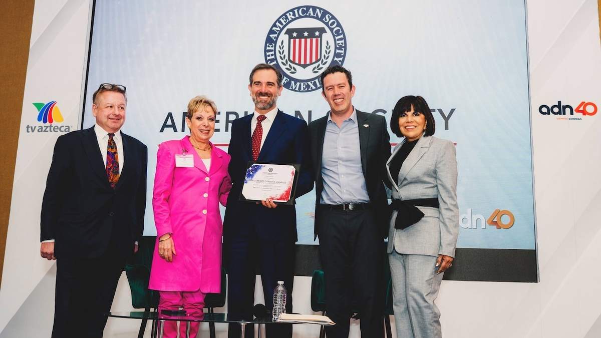 Lorenzo Córdova (centro), en el encuentro con empresarios de EU y México