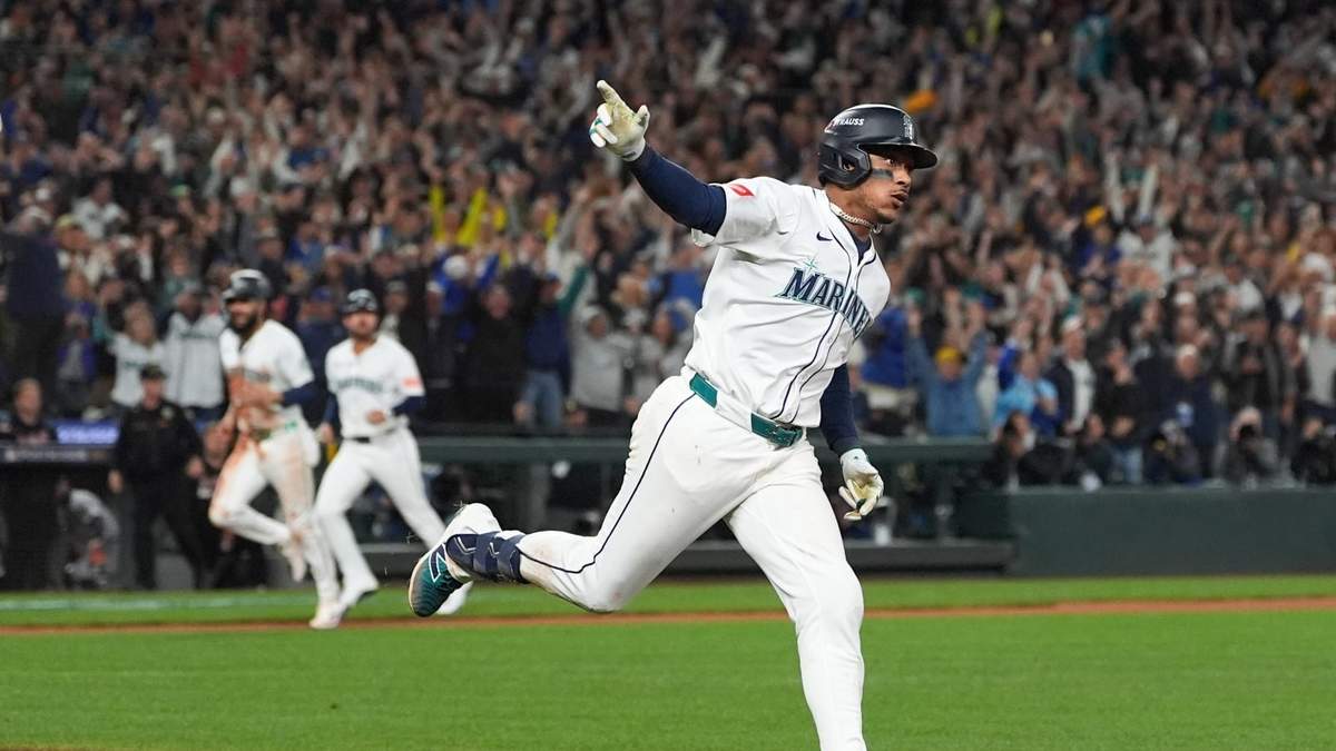 Jorge Polanco, de los Marineros de Seattle, celebra el sencillo decisivo que produjo la carrera de la victoria en la 15ta entrada del quinto juego de la Serie Divisional de la Liga Americana contra los Tigres de Detroit