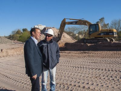 La Municipalidad avanza en la construcción de un nuevo paseo costero en el río Neuquén
