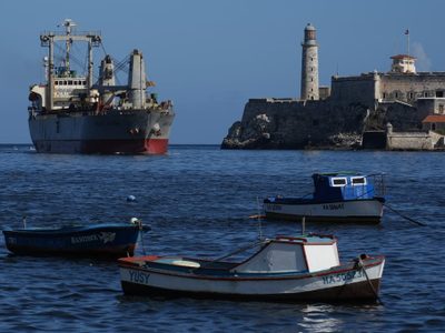 Buque comercial con ayuda de México y Uruguay arriba a La Habana