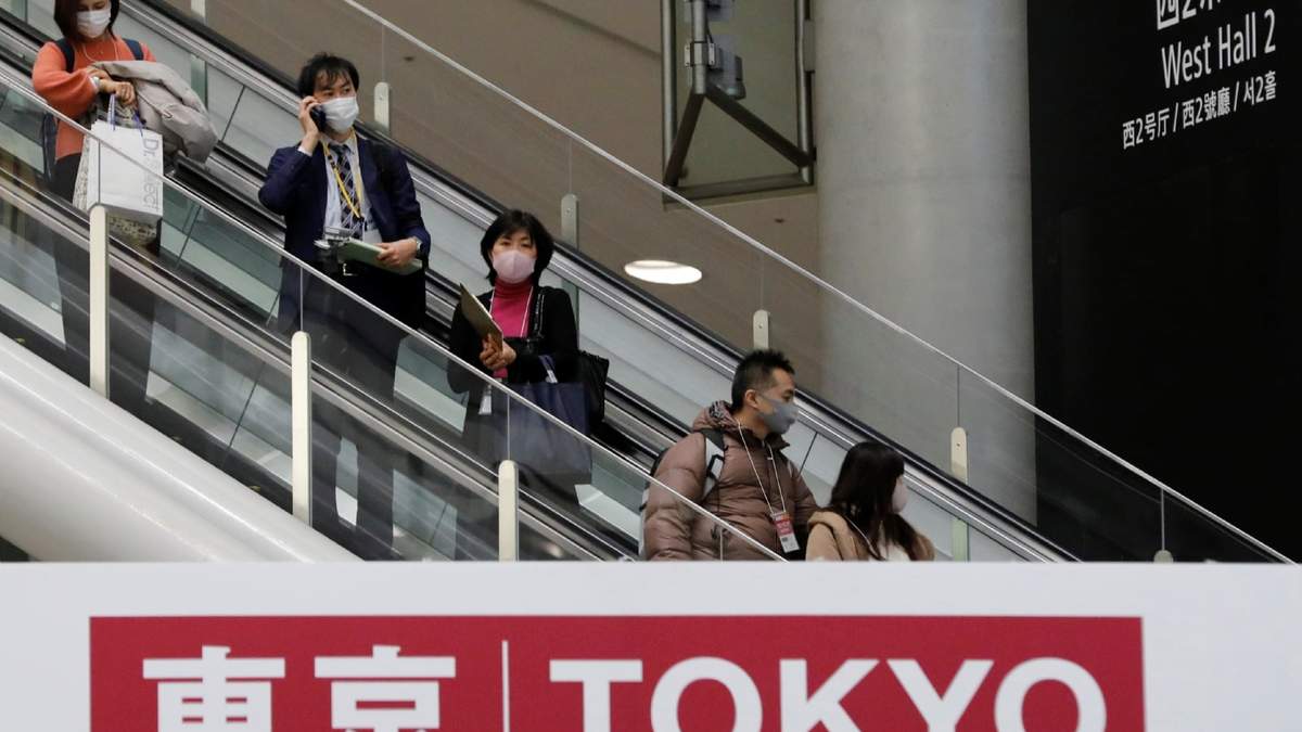 Japoneses en un centro comercial en la capital, en Tokio. Fuente: (Twitter)