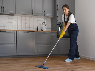 El consejo experto para limpiar un piso flotante