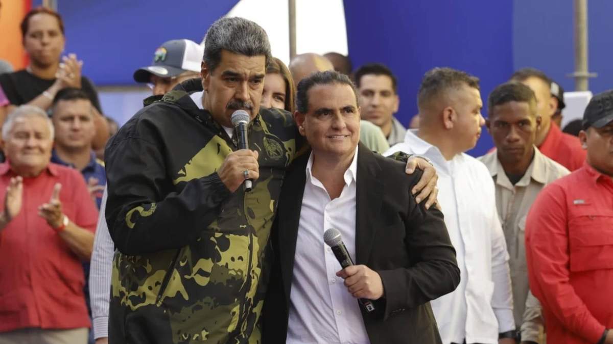 ARCHIVO - El presidente de Venezuela, Nicolás Maduro, y Alex Saab abrazados en un evento por el aniversario del golpe de 1958 que derrocó al dictador Marcos Pérez Jiménez, en Caracas, Venezuela, el 23 de enero de 2024
