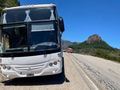 Un colectivo chocó a dos ciclistas ingleses en la Ruta 40 y sufrieron heridas de gravedad