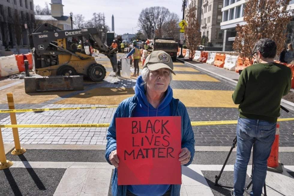D.C. comienza a retirar el “Black Lives Matter” pintado cerca de la Casa Blanca