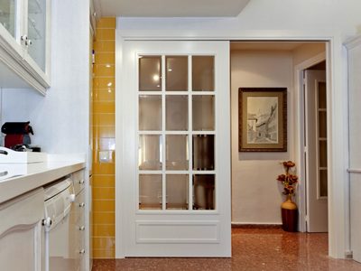 La mezcla mágica y económica para dejar tus puertas de madera blancas como nuevas
