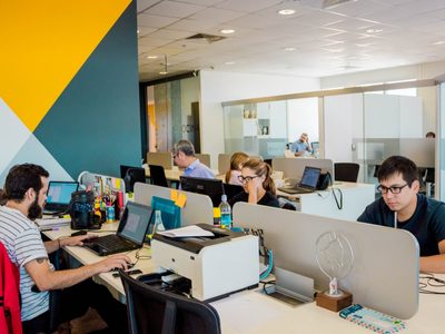 España evaluaría implementar una semana laboral de cuatro días