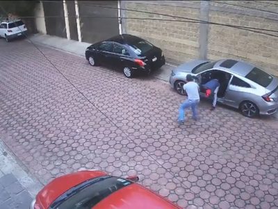 Hombre descubre a ladrón dentro de su auto y lo enfrenta en Puebla (Video)