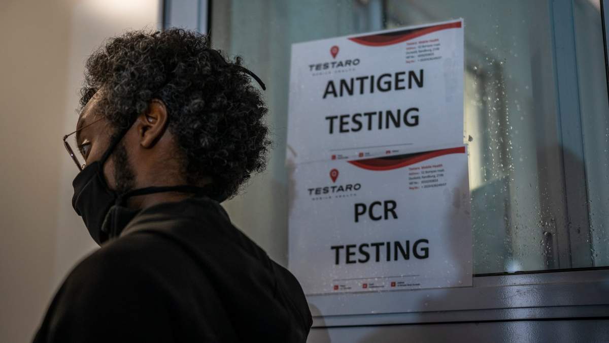 Una persona hace fila para hacerse la prueba de coronavirus en Johannesburgo, Sudáfrica