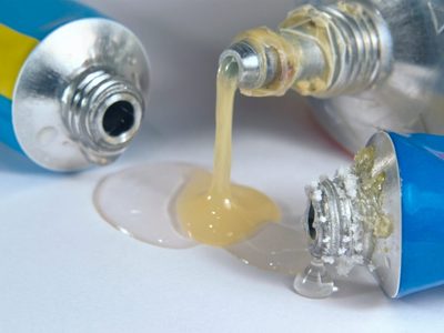 Lo que callan los tintoreros: no tires esa prenda con manchas de pegamento y dejala como nueva con estos trucazos