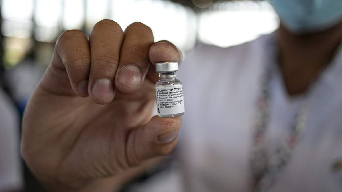 Una dosis de la vacuna de Pfizer y BionTech