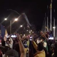 Aficionados de Pumas desoyen recomendación y se aglomeran afuera del Estadio Olímpico