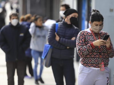 Dramática situación de los beneficiarios de la AUH: el 85% está endeudado a "tasas impagables"