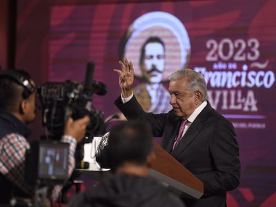 Pide AMLO a la gobernadora de Chihuahua, Maru Campos, ayudar a la entrega de libros de la SEP