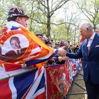 Carlos III y el príncipe Guillermo saludan por sorpresa a ciudadanos apostados cerca de Buckingham