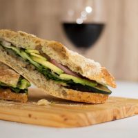 Para hacer en casa: maridaje de vinos y sandwiches