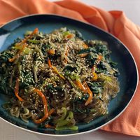A base de verduras: japchae, el plato estrella de la cocina coreana, que se prepara en sencillos pasos
