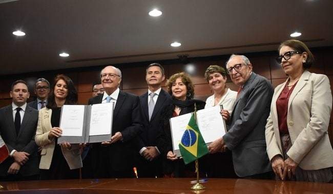 México y Brasil firman acuerdos para fortalecer cooperación sanitaria y farmacéutica