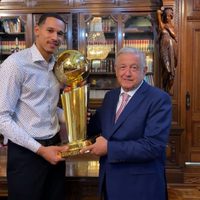 AMLO presume visita del basquetbolista Juan Toscano Anderson, de Golden State Warriors